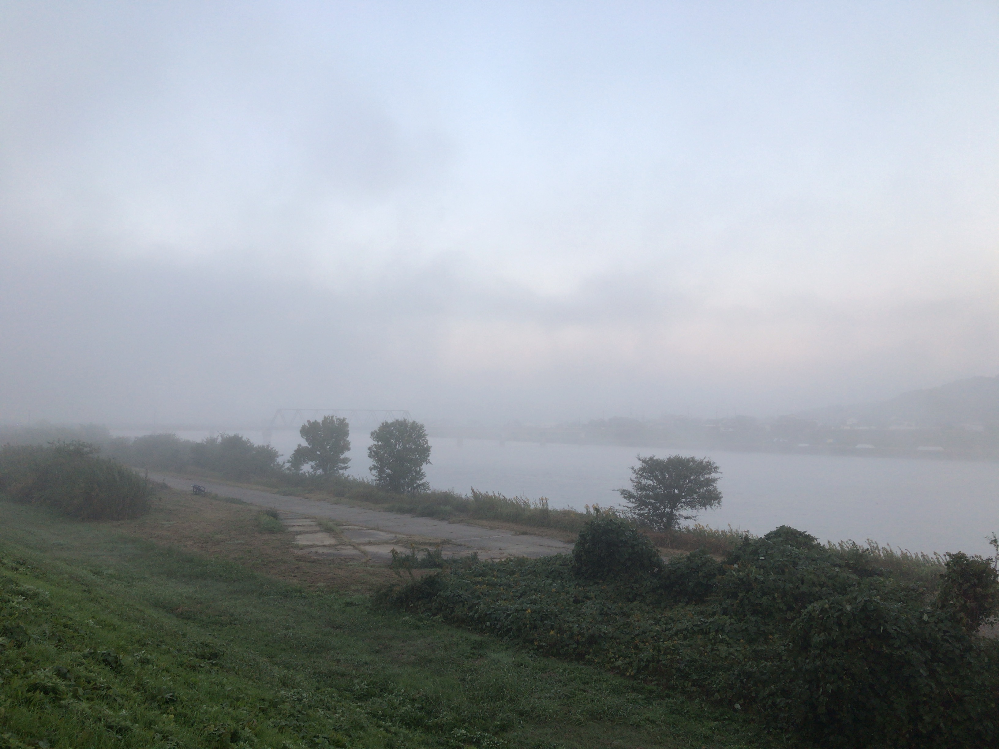 朝靄に霞む加古川