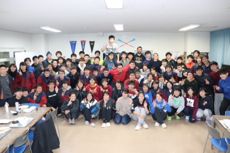 合同練習(というよりマシンロー)の時にエッセン部屋で撮った集合写真ですギチギチですがなんとか全員入りきりました笑。