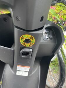 原付に両面テープで付けたマグネット。無事帰る。