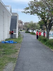 写真左側の階段でさぼる早川