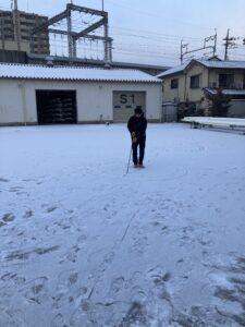 雪遊びをする古郷コーチ