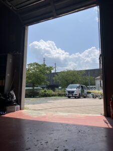 作業中の香川さんがたまたま写ってた1枚。空も綺麗。