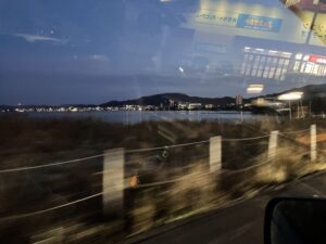 琵琶湖の夜景っていいですよね。対岸にも生活している人の存在を感じるので。