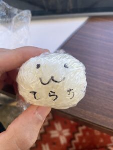 なんやかんやしてたら食べるのに2時間かかったおにぎり。