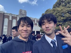 左の人だよ